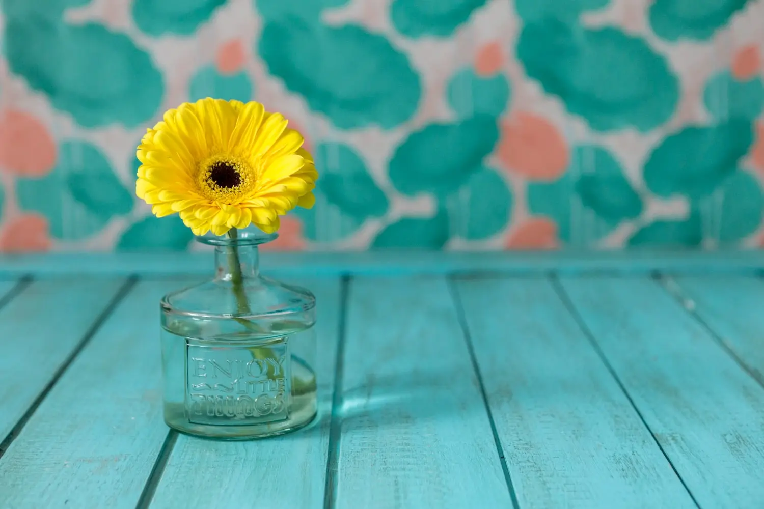 یک شاخه گل ژربرا زرد رنگ و زیبا در گلدان شیشه ای