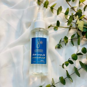 تونر مخصوص پوست خشک ژربرا | با بیش از 5 عرقیات گیاهی خالص | آبرسان و تنظیم‌کننده PH | برای پوست‌های بسیار خشک تونر مخصوص پوست خشک ژربرا تونر مخصوص پوست خشک ژربرا، با بیش از 5 عرقیات گیاهی خالص شامل آلوئه‌ورا، همیشه‌بهار، بومادران، پنیرک، ختمی، گلیسیرین و اوره، محصولی ارگانیک برای تنظیم PH، پاکسازی عمیق و آبرسانی قوی پوست‌های بسیار خشک است. این تونر پوست را نرم، شاداب و سالم نگه می‌دارد و برای پوست‌های حساس ایمن است. برای بهترین نتیجه، در کنار محصولات مکمل ژربرا استفاده شود.