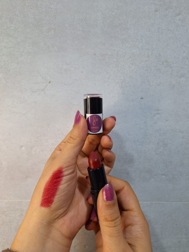 رژ لب ارگانیک ژربرا کد 101 | بدون سرب با موم عسل و کره کاکائو | برای خانم‌های باردار و کودکان رژ لب ارگانیک ژربرا کد 101، محصولی 100% طبیعی با موم عسل، کره نارگیل، روغن بادام شیرین، روغن جوانه گندم، شی باتر، کره کاکائو، ویتامین E و رنگ‌های خوراکی. این رژ لب بدون سرب و مواد مضر، مناسب خانم‌های باردار، مادران شیرده و کودکان است. با ویژگی‌های نرم‌کنندگی، ترمیم‌کنندگی، ماندگاری بالا و پوشانندگی عالی، لب‌هایی زیبا و سالم خواهید داشت. انتخابی ایمن برای پوست‌های حساس و دوستدار محیط زیست. زی ابی ایمن برای پوست‌های حساس و دوستدار محیط زیست. زیبایی طبیعی را با ژربرا تجربه کنید! بایی طبیعی را با ژربرا تجربه کنید