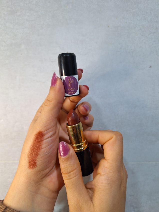 رژ لب طبیعی ژربرا کد 106 | ارگانیک، بدون سرب، با موم عسل و کره کاکائو | مناسب خانم‌های باردار، شیرده و کودکان رژ لب ارگانیک ژربرا کد 106 با 100% طبیعی شامل موم عسل، کره نارگیل، روغن بادام شیرین، روغن جوانه گندم، شی باتر، کره کاکائو، ویتامین E و رنگ‌های خوراکی، انتخاب ایمن و سالم برای لب‌های شماست. این محصول بدون سرب و مواد مضر، مناسب خانمهای باردار، مادران شیرده و کودکان است. با‌ ویژگی‌های نرم‌سازی، ترمیم‌سازی، ماندگاری بالا و پوشانندگی عالی، لب‌هایی زیبا و سالم بود.