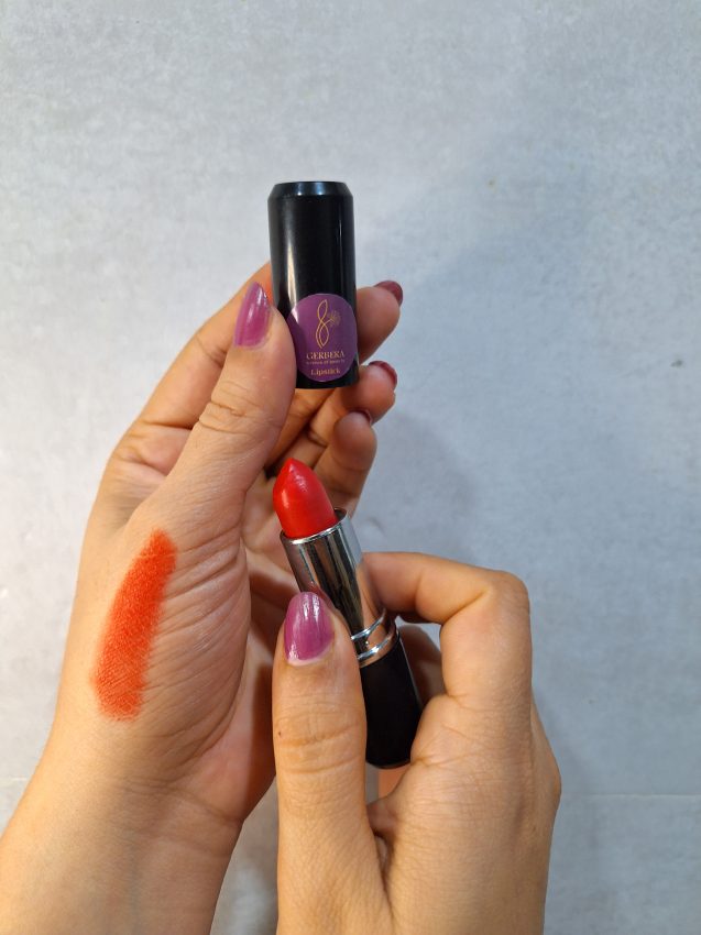 رژ لب جامد گیاهی و ارگانیک ژربرا کد 110 محصولی منحصربه‌فرد است که با فرمولاسیون طبیعی و بدون سرب طراحی شده است. این رژ لب ارگانیک برای خانم‌های باردار، شیرده، و کودکان ایمن بوده و زیبایی طبیعی را با مراقبت از لب‌ها ترکیب می‌کند.