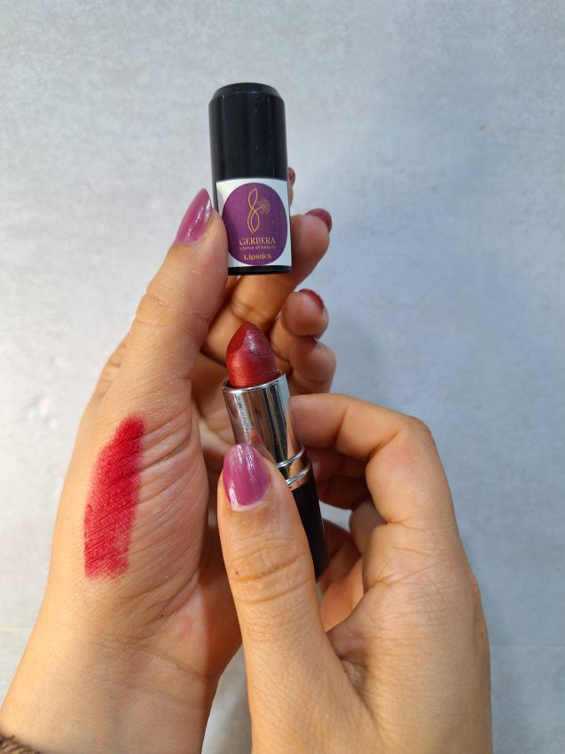 رژ لب جامد گیاهی و ارگانیک ژربرا کد 111، بدون سرب و مواد مضر، با ترکیبات طبیعی شامل موم عسل، کره کاکائو، ویتامین E و روغن بادام شیرین. این رژ لب ترمیم‌کننده با ماندگاری بالا و پوشانندگی عالی، انتخاب ایمن برای خانم‌های باردار، شیرده و کودکان است