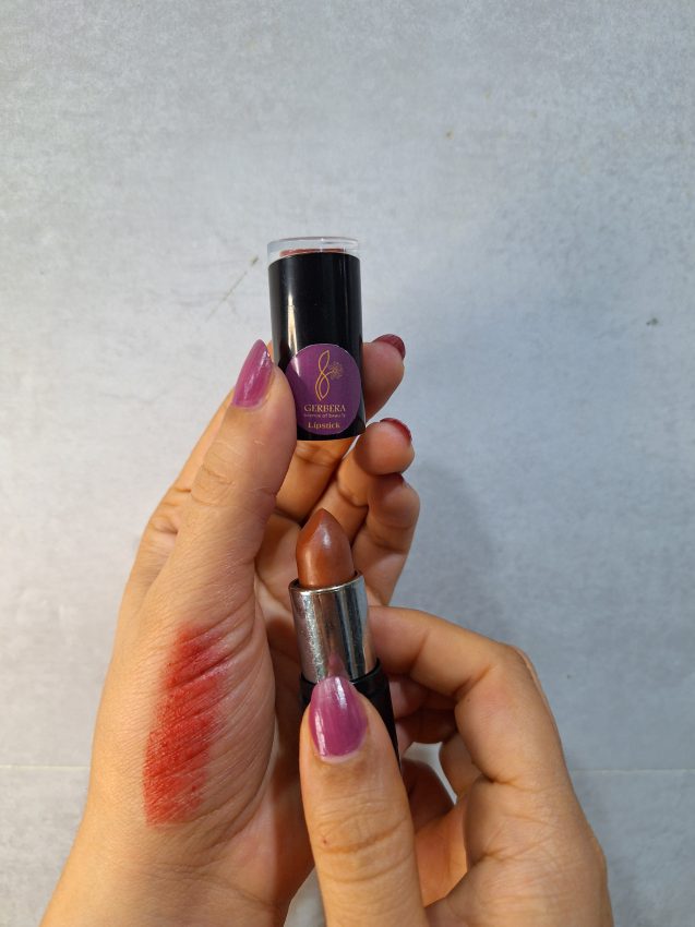 رژ لب جامد گیاهی و ارگانیک ژربرا کد 112، بدون سرب و مواد مضر، با ترکیبات طبیعی مانند موم عسل، کره کاکائو، ویتامین E و روغن بادام شیرین. این رژ لب ترمیم‌کننده، با ماندگاری بالا و پوشانندگی عالی، خانم باردار، شیرده و کودکان است.