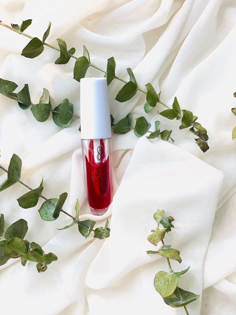 تینت لب گیاهی ژربرا رنگ آلویی، با فرمولاسیون صد درصد ارگانیک و بدون سرب، انتخاب بی‌نظیر برای آرایش روزانه است.