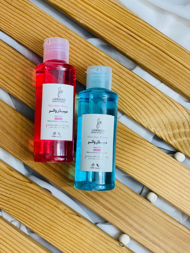 میسلار واتر ژربرا | پاک کننده چندمنظوره و روشن کننده پوست | با 8 ماده طبیعی فاقد الکل میسلار واتر ژربرا: پاک کننده طبیعی و چندمنظوره پوست میسلار ژربرا (GERBERA) یک پاک‌کننده چندمنظوره، روشن‌کننده، و مرطوب‌کننده پوست است که با فرمولاسیون گیاهی و بدون الکل تولید می‌شود. این محصول بدون نیاز به آرایش، آرایش، و درمان را به‌آرامی پاک می‌کند و برای انواع پوست، حتی پوست‌های حساس، مناسب است. برای خرید یا کسب اطلاعات بیشتر به وب سایت gerbera-beauty.ir مراجعه کنید. ترکیبات طبیعی و ارگانیک این محصول حاوی روغنهای گیاهی مانند آرگان، جوجوبا، و بادام شیرین، به همراه گلاب، عرق بهارنارنج، ویتامین B5، اوره، گلیسیرین، و عصاره های بابونه و ختمی است. این ترکیبات پوست را تغذیه، گرم، و روشن می‌کنند.